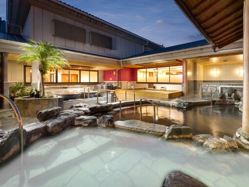 【神奈川県の人気スーパー銭湯】「湘南天然温泉 湯乃蔵ガーデン」は歴史ある蔵造りの外観が特徴的な施設。硫黄泉や高濃度炭酸泉でリラックス