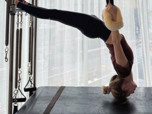 「どんどんスタイルアップしてる」マギー、ピラティスで圧巻スタイル披露！ 「俺なら首折れてるな」