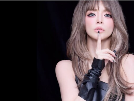 「え、これ見えてない？」浜崎あゆみ、大胆肌見せの色っぽ姿に「ここ最近で1番攻めてるね」「ヤバすぎ」反響