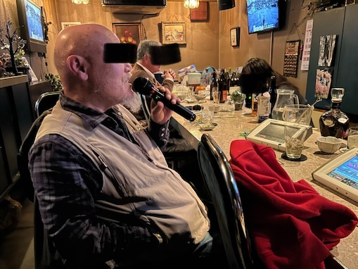 「芸人は金を払ったらだめ」人気芸人、スナックでのやりとりに「泣かせますね」「沁みます」の声！