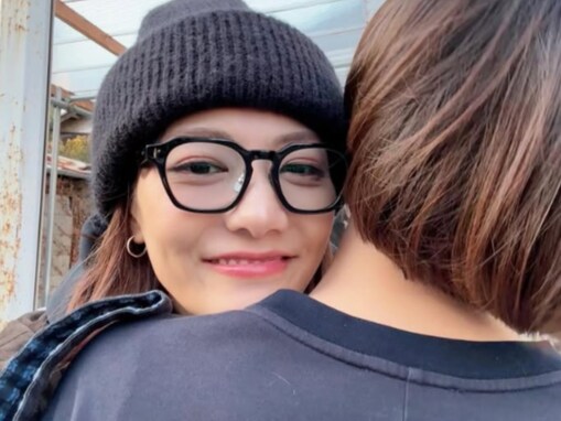 「あ！匂わせだ！？」宮澤佐江、謎の人物に抱き付く姿に「距離感が尊すぎて...」「リオちゃん？」の声