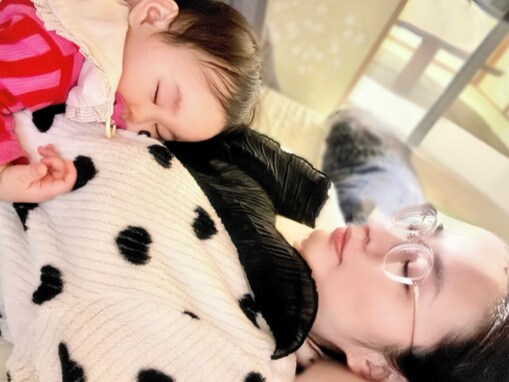 「やっぱりメンタルが強いですね」“歩ける車椅子タレント”、娘とのツーショットに反響「可愛い～」