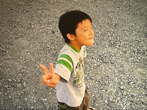 人気YouTuber、27歳誕生日に幼少期ショット＆母とのほっこりエピソードを公開！ 「最高の息子すぎる」