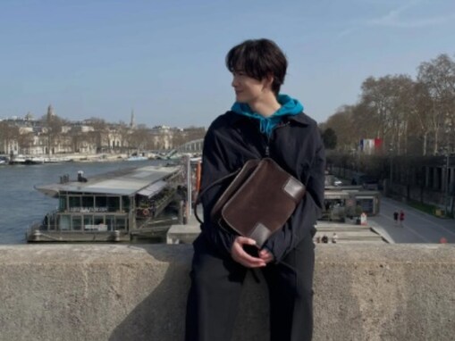 「パパなのね、、」第1子誕生の岡田将生、パリ満喫するオフショットに反響！ 「パリも霞むほど美しい」