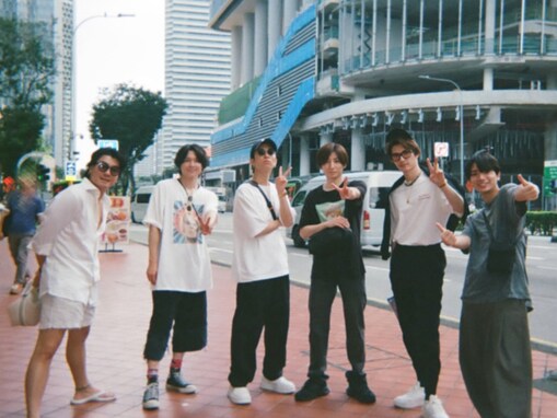 「家族写真過ぎる」SixTONES、シンガポールでのオフショットに反響！ 「修学旅行みたい」
