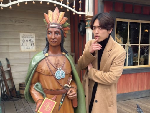 「デート感ある」原嘉孝、ディズニーでの私服ショットに反響「大人の魅力ヤバくないかぁ!?」「メロい」