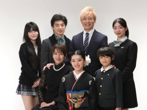 「相変わらずすてきな家族」つるの剛士、“15年ぶりの家族写真”に反響！ 「美男美女ファミリー」