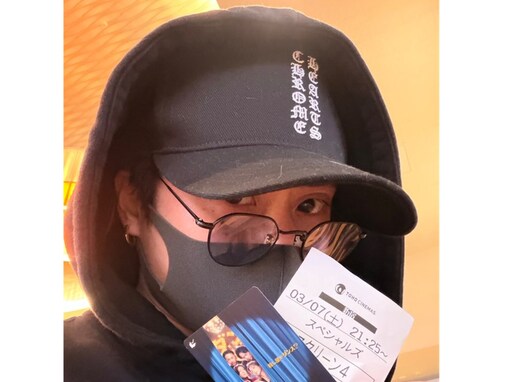 「完全防備w」佐久間大介、映画館でのお忍び鑑賞姿に「ピンク封印してる」「隙間からでもわかる美人」