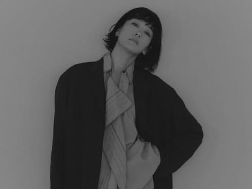 「めっちゃいい！」水川あさみ、格好いい白黒モデルショットに反響「かっこよすぎる　スーツ姿大好き」