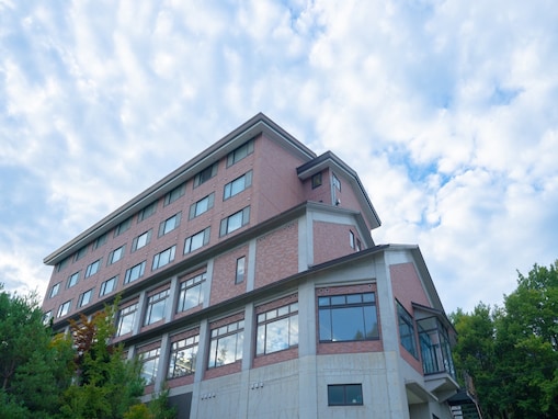 【楽天トラベルセール】「磐梯はやま温泉 猪苗代観光ホテル」が今だけ特別価格に！ 展望露天風呂と広々客室で過ごす温泉リゾート【3月9日】