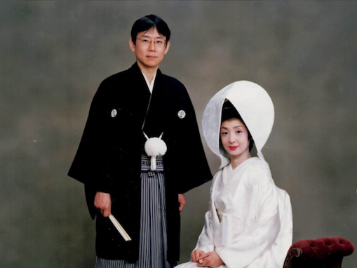 「変わらない美しさにびっくり」草刈民代、結婚記念日に30年前の夫婦ショット公開「え!?変わって無い!!凄い!!」