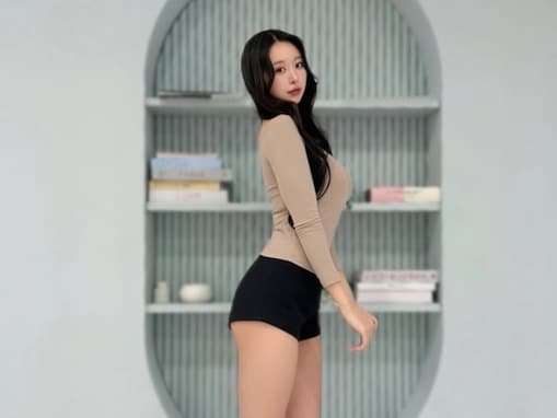 「これぞ脚線美!!」真島なおみ、長過ぎる圧倒的な美脚を披露！ 「素晴らしいスタイル。比類なき美貌」