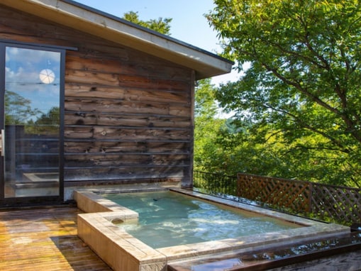 【楽天トラベルセール】「空の庭プチホテル」が今だけ特別価格に！森に包まれた癒しの空間で温泉・ディナーを満喫できる【3月12日】