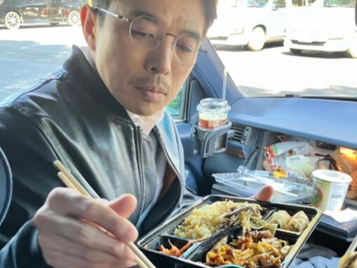 「わんぱく過ぎ」井ノ原快彦、スタッフと弁当分ける姿に反響「ピクニックみたい」「真剣な眼差しですね」