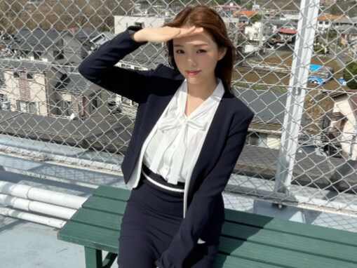 「生足？？？」篠崎愛、美脚際立つスーツ姿を披露！ 「痩せたね～」「うちの会社に就職しませんか？」