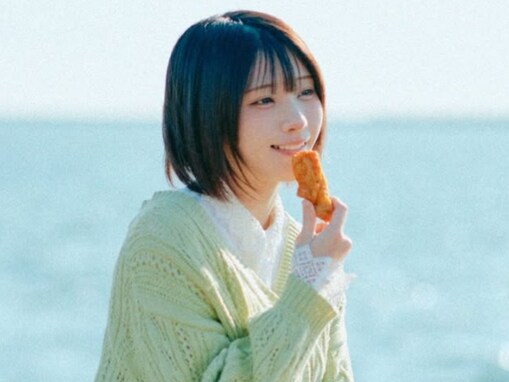 「cmクオリティやろ」えなこ、美脚際立つ姿でケンタッキーの新商品を食べる！ 「絶景ですなぁ」