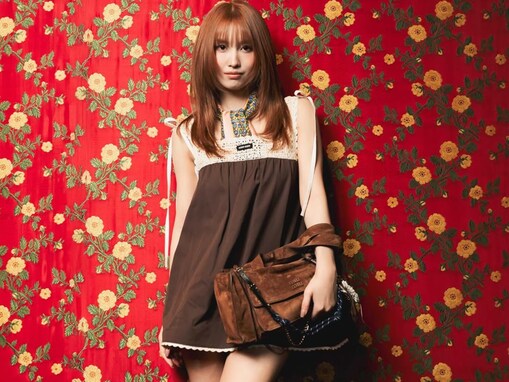 モモ、超ミニ丈スカートから圧巻の美脚を披露！ 「君は宇宙で一番美しい存在だ！！」