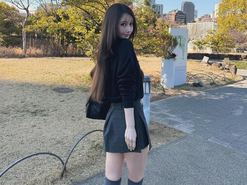 ダレノガレ明美、美脚が際立つ圧巻スタイル披露！ 超ミニ丈スカートから見える太もも