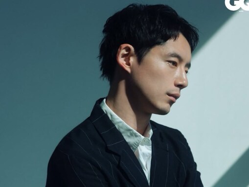 「大人の色気増し増し」坂口健太郎の黒髪短髪姿に「似合いすぎてしんどい」「男の色気があって素敵」の声