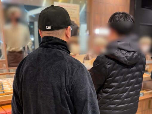 「後ろ姿。愛おしい」庄司智春、山本圭壱のホワイトデー“爆買い”姿を披露！ 「ヤマさんマメお」「律儀」