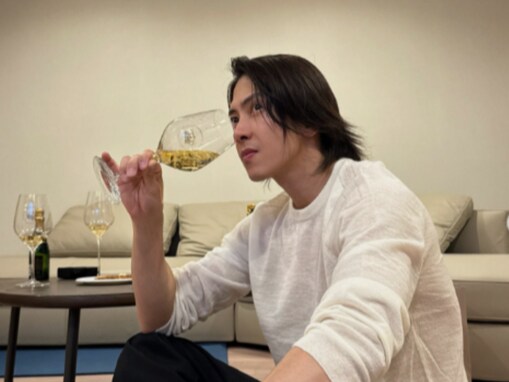 山下智久、自宅？ で飲むプライベートショット公開「日常宅飲みと記念日って感じ」「何してもカッコイイ」