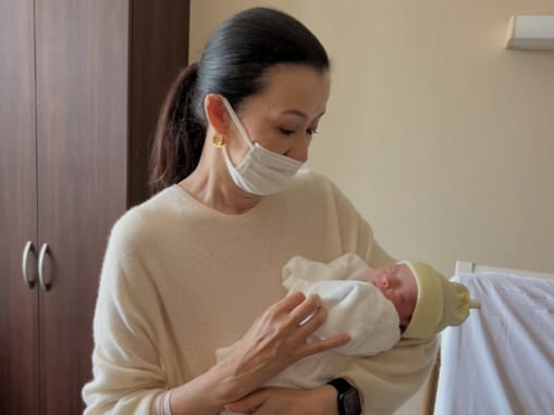 「産まれました。女の子です」桐島かれん、孫を抱く姿を公開「可愛いくてとろけそう」「なんて穏やかなお顔」