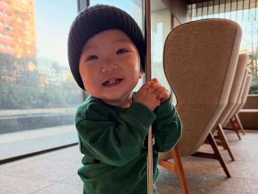 「もう歯が生えてる」人気YouTuber、息子の顔出しショット公開「成長してる」「たくさん生えてる可愛い」