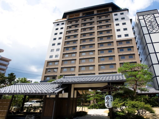 【岐阜県の人気ホテル】「飛騨花里の湯 高山桜庵」は最上階の絶景露天風呂と郷土料理が魅力