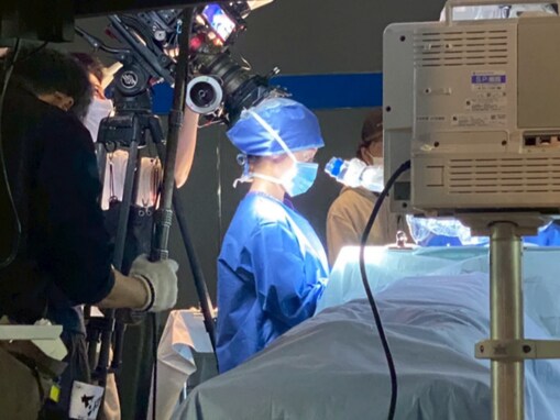 「役者魂感じます」橋本環奈、『ヤンドク！』オフショで手術中の姿を公開「緊迫したシーン」「オペカッコい！」