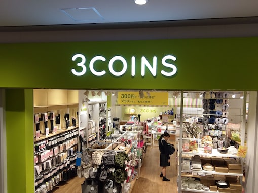 【50代主婦に聞いた】3COINSで買ってよかった商品3選！ 「まな板洗いを楽にしてくれた」のは……？