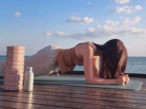 「素晴らしい色気」紗栄子、ビーチでのトレーニング姿を公開！ 「綺麗なウェスト」「でら素敵じゃん」