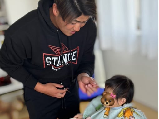 「オン眉カットに笑」プロ野球選手、1歳娘の“ファーストカット”公開！ 妻は元AKB48アイドル