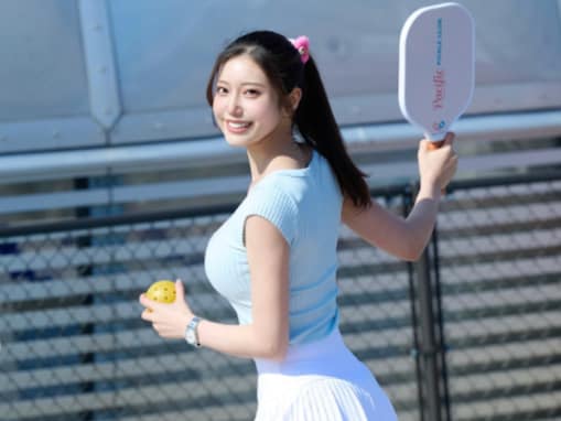 「漫画すぎてかわいい」“令和の峰不二子”、ぴちぴちウエア姿でミニスカ美脚を披露！ 「AIを超えた」