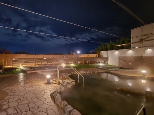 【兵庫県の人気日帰り温泉】「神戸天空温泉『銀河の湯』」は地下1200mから湧き出る天然温泉を楽しめる施設。大露天風呂でリラックス