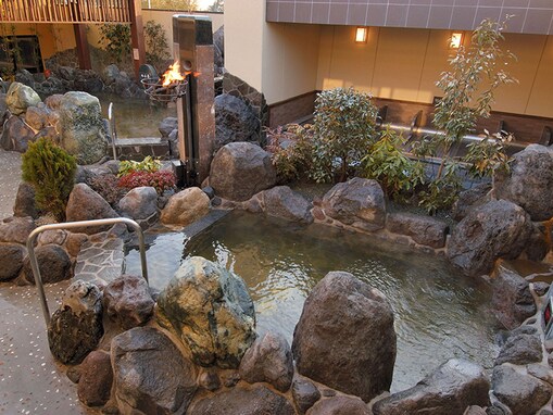 【埼玉県の人気スーパー銭湯】「野天湯元 湯快爽快 『湯けむり横丁』おおみや」は昭和レトロな雰囲気漂う施設。野天風呂でリラックス