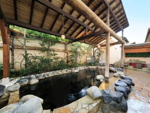 【神奈川県の人気スーパー銭湯】「おふろの王様 町田店」は本格的な石造りの露天風呂が楽しめる施設。高濃度炭酸泉でリラックス