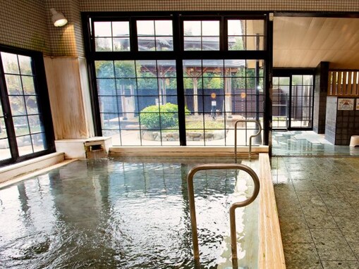 【兵庫県の人気日帰り温泉】「吉川温泉よかたん」は日本屈指の高濃度炭酸泉が自慢の施設。源泉風呂や家族風呂でリラックス