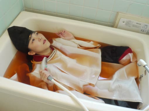 お笑い芸人、ボツ写真が「事件現場すぎる」と話題に！ 「呪いじゃん」「下手なホラーよりホラー」