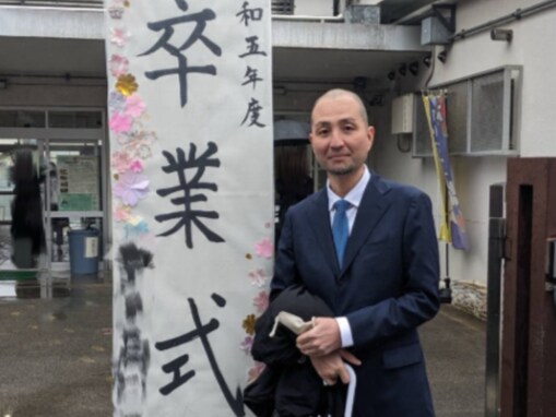 「かわいそうなお父さん」お笑い芸人、“娘に記念撮影を拒否”され哀愁漂う姿を披露「一生使えるネタ」