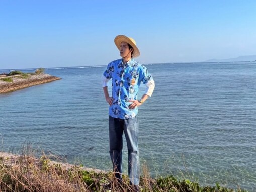 「麦わらのしょっぴーメロい」渡辺翔太、沖縄ショットを披露！ 「可愛すぎんか？」「爽やかなイケメン」