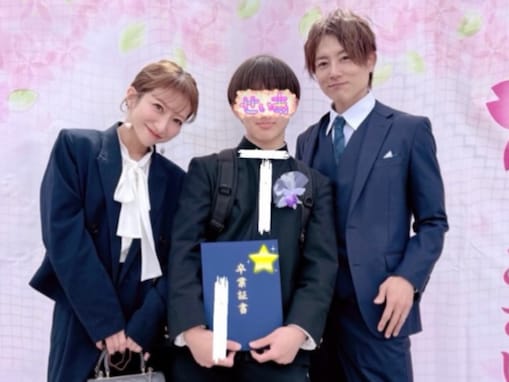 「とにかく、涙があふれました」辻希美＆杉浦太陽、長男の卒業式を報告！ 親子ショットに反響