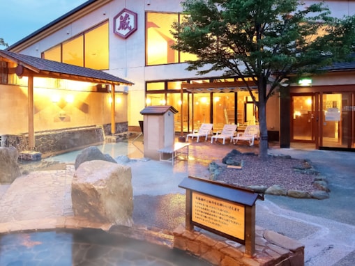 【埼玉県の人気スーパー銭湯】「蔵の湯 東松山店」はナノ水と多彩な野天風呂が魅力の施設。炭酸泉やロウリュウでリラックス