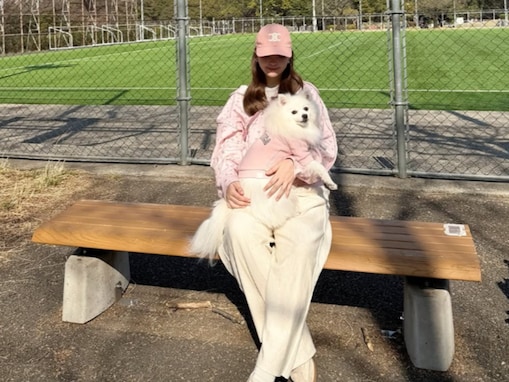 「妊婦コーデまで可愛い」第1子妊娠中の藤田ニコル、愛犬とお揃いコーデの散歩ショット！ 「可愛い天使」