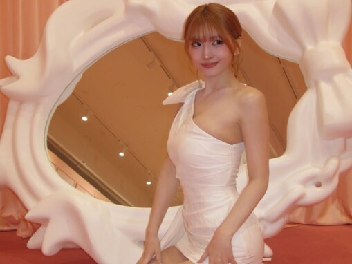 「可愛すぎて無理」TWICE・モモ、ミニ丈白ワンピース×ハイヒール姿を披露！ 「女神」「天使なん？」の声