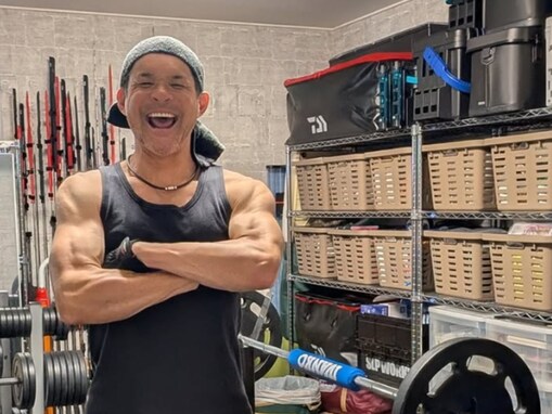 「仕上がってますね」51歳イケメン俳優、自宅で“モーニング筋トレ”ショット公開「進化してる」「スゲー」