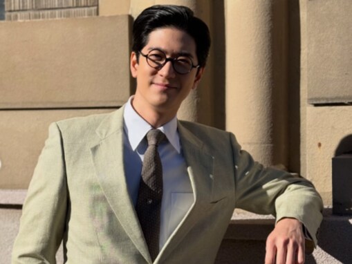 「少しお顔がふっくらされて」中島裕翔、“昭和顔”ショットを披露！ 「等身だけ平成すぎる」