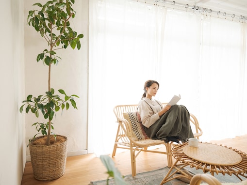 父親が「生活費」を負担。34歳女性、年収400万円で実家暮らし。貯金額はいくら？