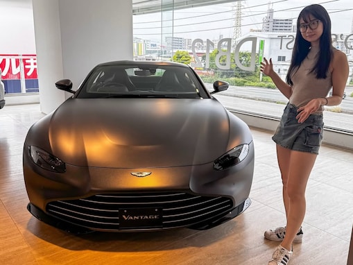 「美脚！？」相沢菜々子、高級車とのツーショットで美脚を披露！ 「相沢さんにばかり視線がいきます」