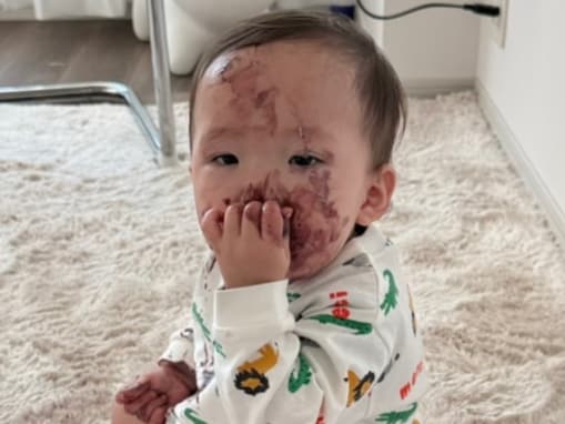 「ママ大変だよ、こりゃ」人気YouTuberの息子の姿に驚きの声「もはやアート」「やばいかわいすぎる笑」