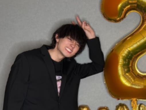 「また破壊したの？」佐野勇斗、28歳バースデーショットにツッコミ相次ぐ。「NAYATOじゃない？笑」